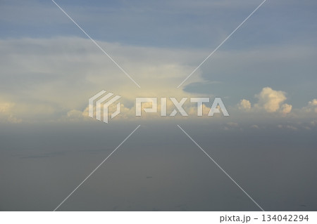 アメリカ　デトロイト空港　夕方離陸後の地上と雲の風景 134042294