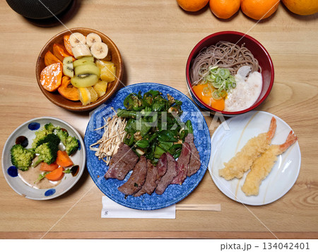 Washoku 和牛のカットステーキをメインとした和風定食のセット例～(車エビの天ぷら，とろろ蕎麦) 134042401