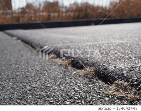 アスファルト 車両の段差 コピースペース コンクリート 少しの段差が困る アスファルト 車両の段差 コピースペース コンクリート 少しの段差が困る 134042445