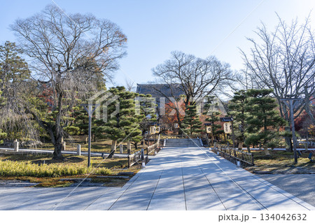 晩秋の総本山 智積院　参道　京都府京都市 134042632