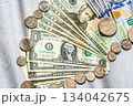 20・1ドル札とUSコインのフラットレイクローズアップ 134042675