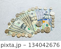 100・20・1ドル札とUSコインのフラットレイ3 134042676