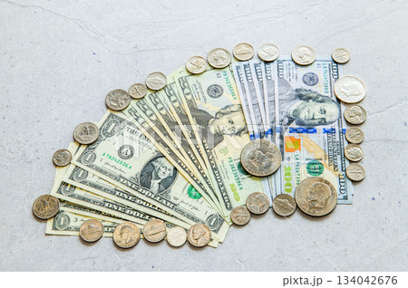 100・20・1ドル札とUSコインのフラットレイ3 134042676