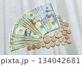 100・20・1ドル札とUSコインのフラットレイ光と影ライティング 134042681