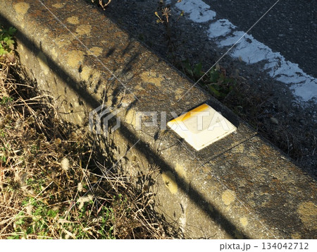 歩道の縁石上の反射板　白側 134042712