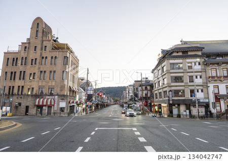 早朝の四条大橋交差点から八坂神社方面を見た風景 京都府京都市 早朝の四条大橋交差点から八坂神社方面を見た風景 京都府京都市 134042747