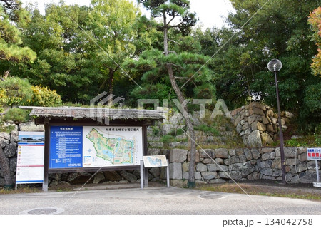 兵庫県 明石城(明石公園)の正面入り口側石垣と観光案内板 兵庫県 明石城(明石公園)の正面入り口側石垣と観光案内板 134042758