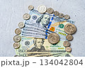 100ドル札20ドル札とUSコインのフラットレイクローズアップ 134042804