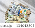 100ドル札20ドル札とUSコインのクローズアップ光と影ライティング 134042805