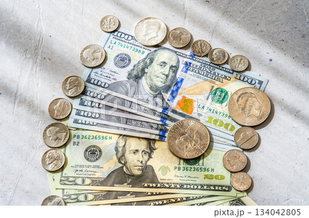 100ドル札20ドル札とUSコインのクローズアップ光と影ライティング 134042805