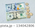 100ドル札20ドル札とUS25セントコインのフラットレイ 134042806