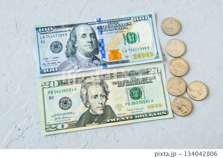 100ドル札20ドル札とUS25セントコインのフラットレイ 100ドル札20ドル札とUS25セントコインのフラットレイ 134042806