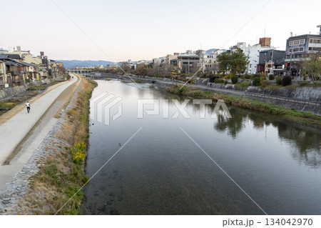 早朝の四条大橋から見た鴨川の風景　朝焼け　京都府京都市 134042970
