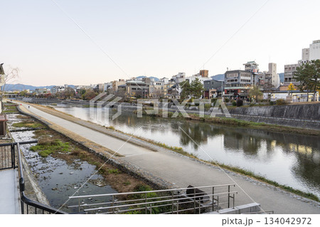 早朝の四条大橋から見た鴨川の風景　朝焼け　京都府京都市 134042972
