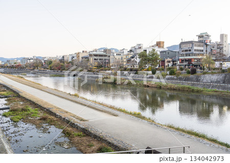 早朝の四条大橋から見た鴨川の風景　朝焼け　京都府京都市 134042973