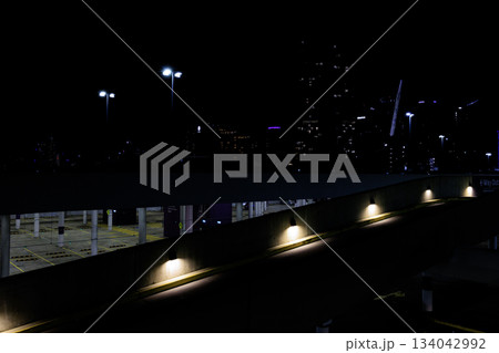 ゴールドコーストの夜間の都市景観 134042992