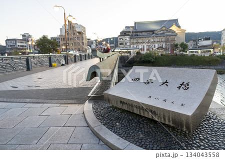 早朝の四条大橋と鴨川　朝焼け　京都府京都市 134043558