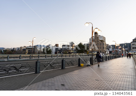 早朝の四条大橋と鴨川 朝焼け 京都府京都市 早朝の四条大橋と鴨川 朝焼け 京都府京都市 134043561