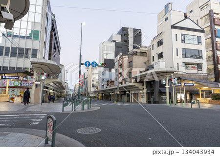 早朝の四条小橋交差点　京都府京都市 134043934