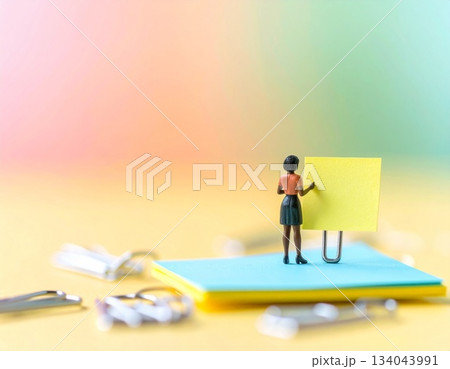 付箋とミニチュアのビジネスマンの女性 134043991