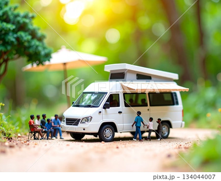 森の中にあるキャンピングカーのジオラマ 134044007