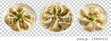 Steamed mandu dumplings placed in circular pattern on ceramic plate, isolated on white transparent background 134044152