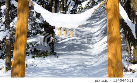 雪深い北海道の田舎の神社の風景 雪深い北海道の田舎の神社の風景 134044511