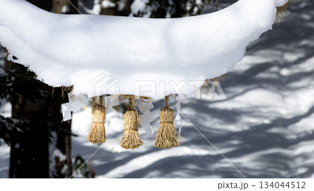 雪深い北海道の田舎の神社の風景 134044512