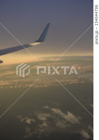 アメリカデトロイト空港離陸後の翼と夕雲 134044786