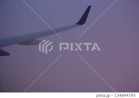 アメリカデトロイト空港離陸後の翼と夕雲の中 アメリカデトロイト空港離陸後の翼と夕雲の中 134044793