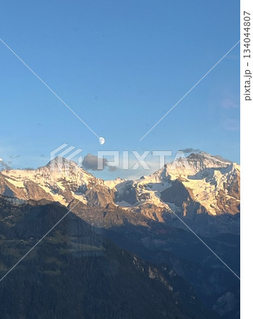 メンヒ・ユングフラウに月 134044807