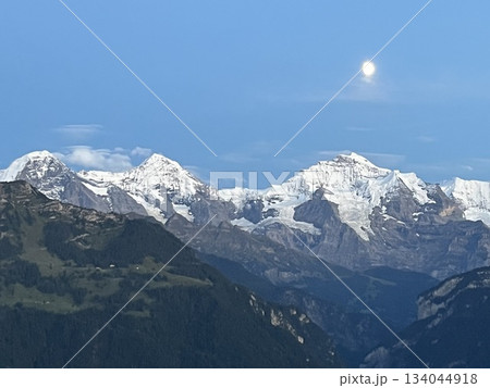 アイガー・メンヒ・ユングフラウに月 134044918