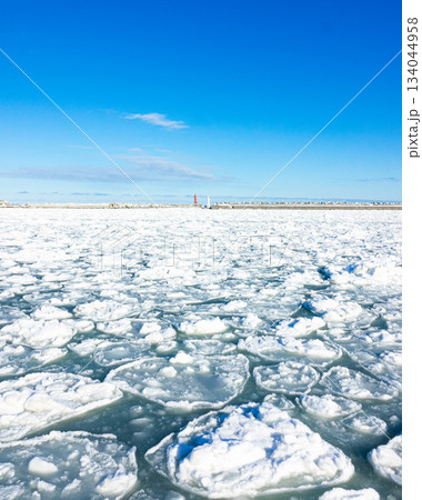 青空と北海道オホーツク海に接岸した流氷の風景 134044958