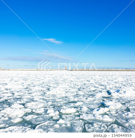 青空と北海道オホーツク海に接岸した流氷の風景 134044959