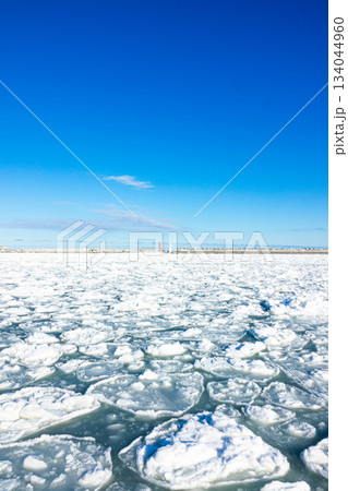 青空と北海道オホーツク海に接岸した流氷の風景 134044960