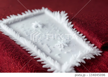 赤い布の上の雪の結晶 134045096