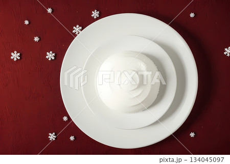赤い背景と白い皿 134045097