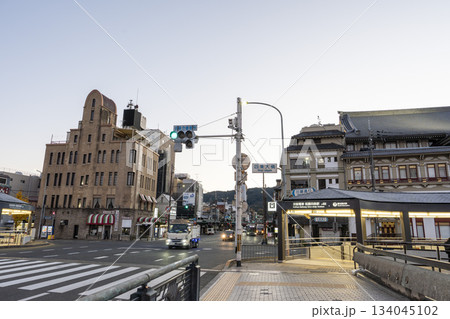 早朝の四条大橋交差点から八坂神社方面を見た風景　京都府京都市 134045102