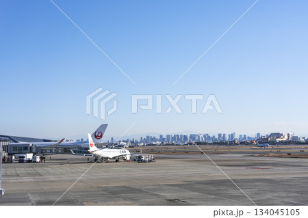 快晴の大阪空港(伊丹空港) 着陸する飛行機と大阪の街並み 兵庫県伊丹市 快晴の大阪空港(伊丹空港) 着陸する飛行機と大阪の街並み 兵庫県伊丹市 134045105