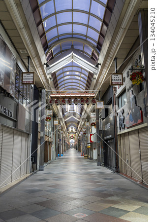 早朝の新京極商店街 四条通側から 京都府京都市 早朝の新京極商店街 四条通側から 京都府京都市 134045210