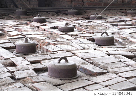 野木町煉瓦窯  窯上部の投炭孔【栃木県野木町】 134045343