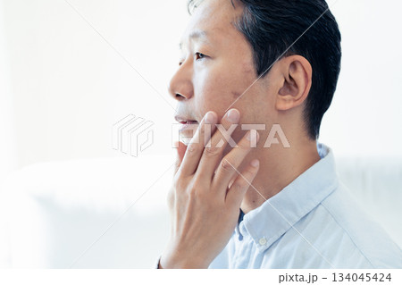 肌を気にする中高年男性 134045424