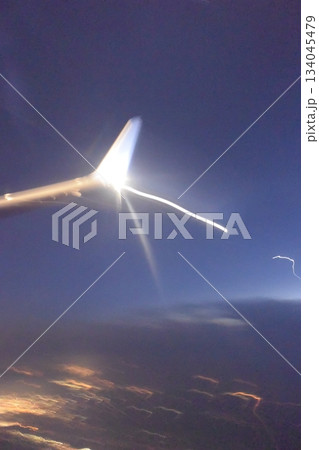 アメリカ　ニューヨーク上空での翼の夜間ライト 134045479