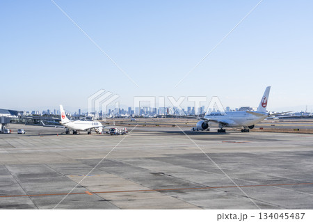 大阪空港(伊丹空港)の風景 駐機中の飛行機 大阪府豊中市 大阪空港(伊丹空港)の風景 駐機中の飛行機 大阪府豊中市 134045487