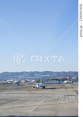 大阪空港（伊丹空港）の風景　駐機中の飛行機　大阪府豊中市 134045488
