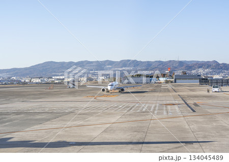 大阪空港（伊丹空港）の風景　駐機中の飛行機　大阪府豊中市 134045489