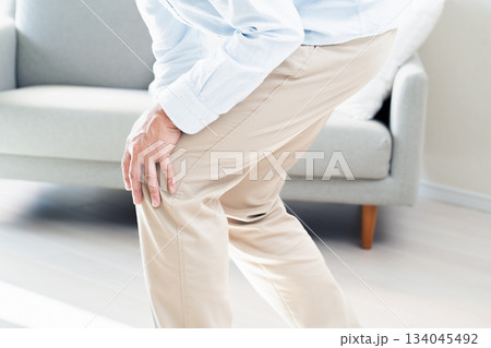 膝が痛むシニア男性 134045492