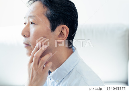 肌を気にする中高年男性 134045575