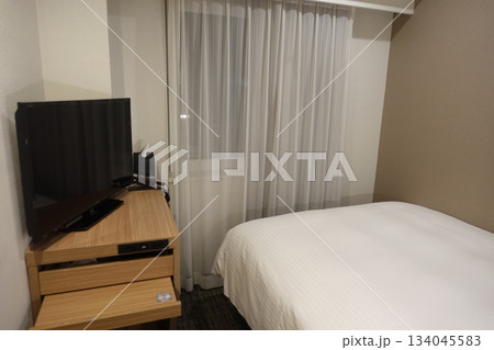 シングルのベッドが置かれたホテルの部屋 134045583