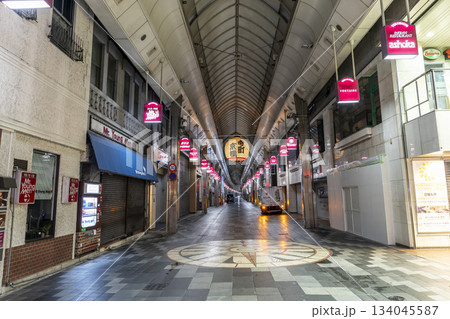 早朝の寺町京極商店街　四条通側から　京都府京都市 134045587